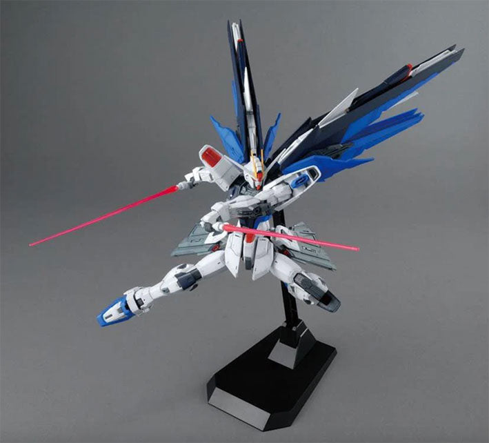 Bandai - Gundam Model Kit - Freedom Gundam (Ver 2.0) MG 1/100