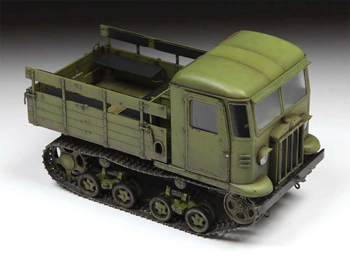 Modelo a escala 1/35 para armar: Vehículo Stalinec STZ-5 Artillery Tractor