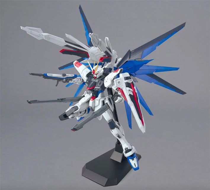 Bandai - Gundam Model Kit - Freedom Gundam (Ver 2.0) MG 1/100