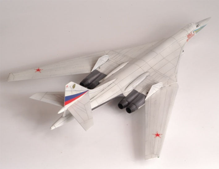 Modelo a escala 1/144 para armar: Russian supersonic bomber Tupolev Tu-160 "Blackjack"