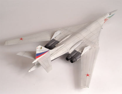Modelo a escala 1/144 para armar: Russian supersonic bomber Tupolev Tu-160 "Blackjack"